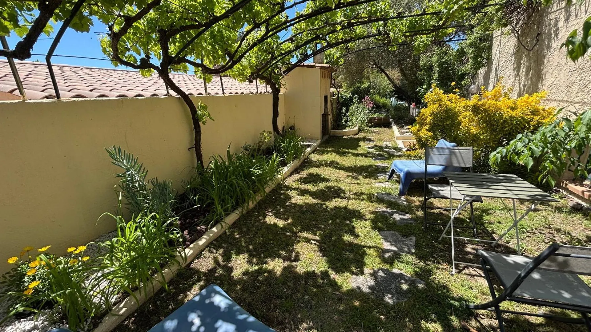 Appartement Evasion En Provence Bas De Villa Avec Jardin & Vignes, Soleil & Fraicheur Mirabeau